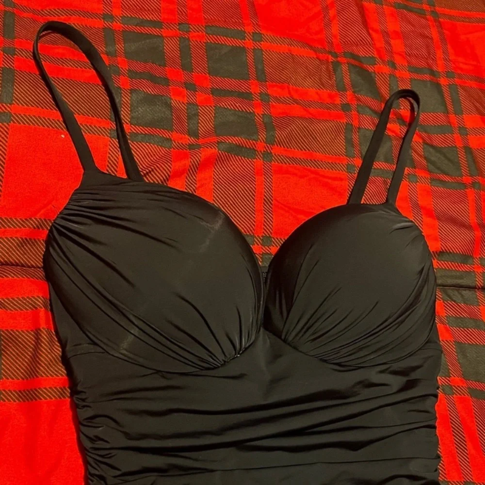 Victoria’s Secret bombshell swimsuit - Picture 4 of 9